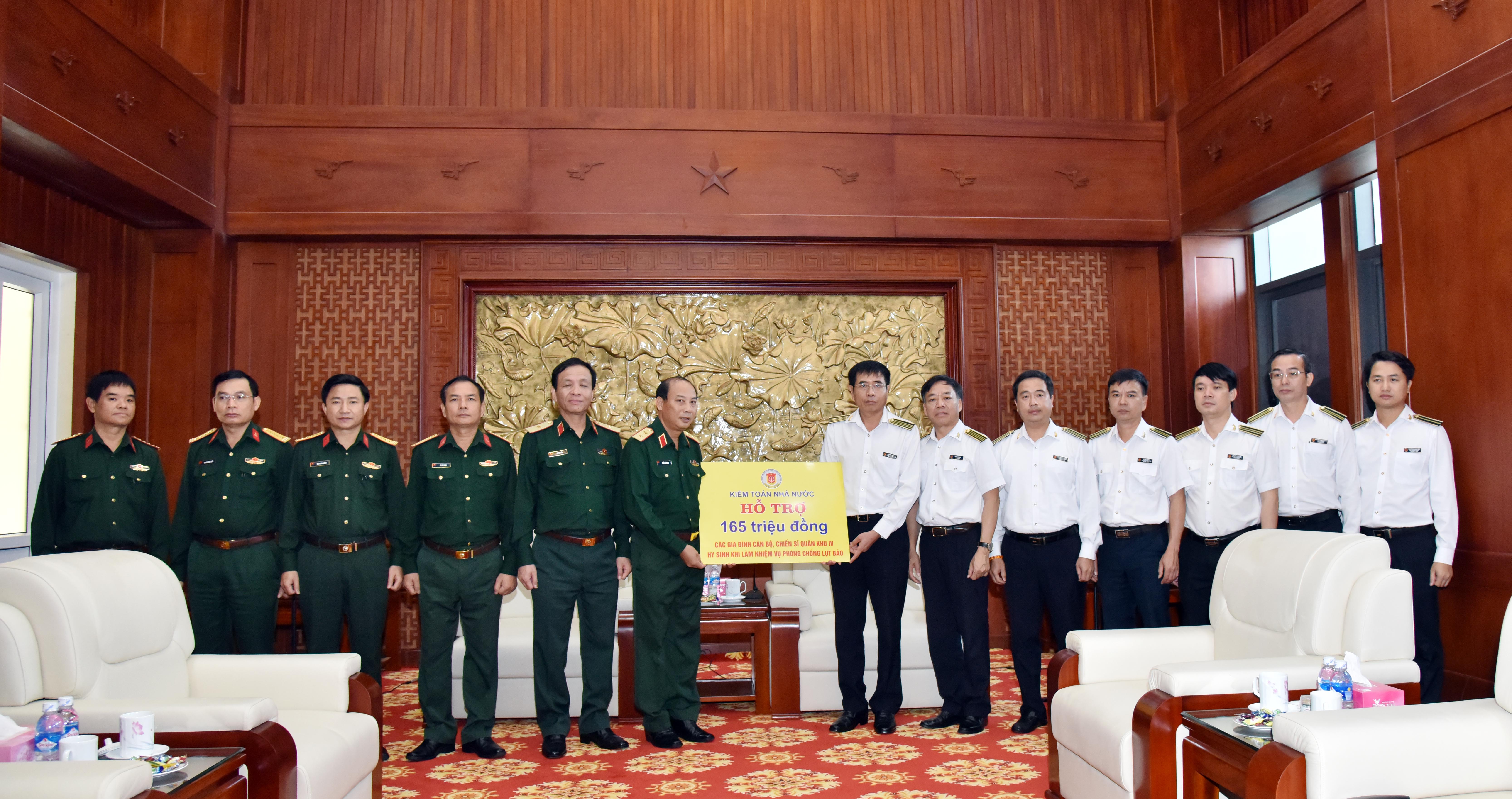 Đoàn công tác của Kiểm toán Nhà nước thăm, tri ân những đóng góp, hy sinh của cán bộ, chiến sĩ Bộ tư lệnh Quân khu 4